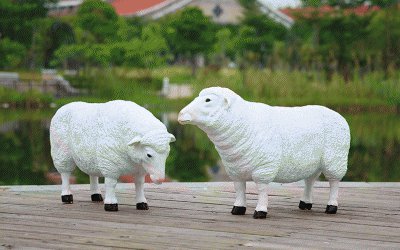 湖边摆放的两只玻璃钢仿真绵羊雕塑