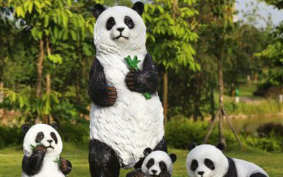 公园摆放仿真彩绘熊猫玩耍一家玻璃钢熊猫雕塑