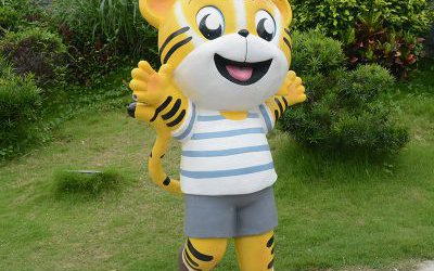 公园里摆放的玻璃钢卡通老虎雕塑