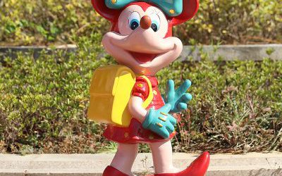 幼儿园一只背包的玻璃钢彩绘米老鼠雕塑