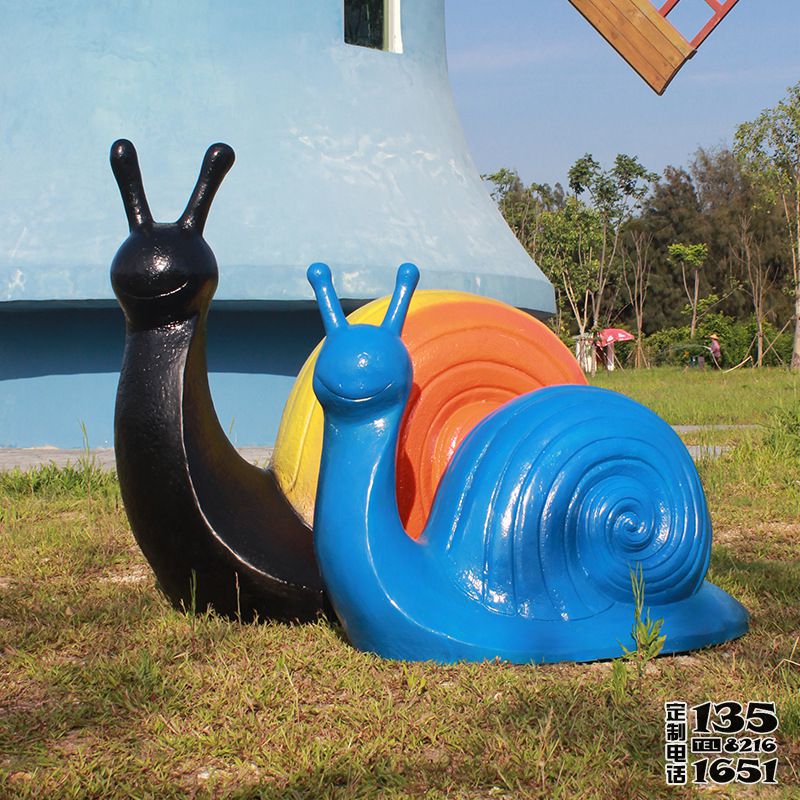 草地上摆放的一黄一蓝两只玻璃钢彩绘蜗牛雕塑