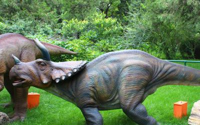 草坪户外大型仿真玻璃钢恐龙雕塑