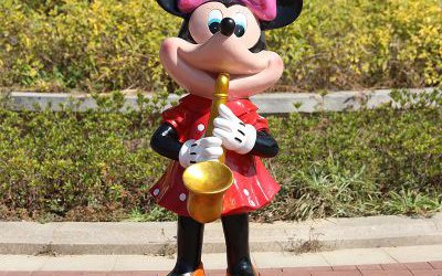 景区玻璃钢卡通彩绘米妮雕塑