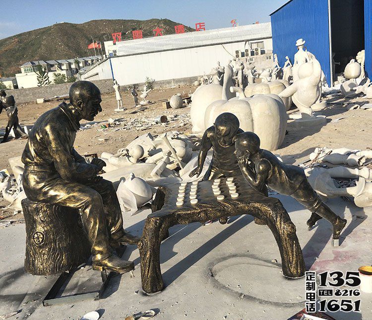 公园景观下象棋人物玻璃钢仿铜雕塑 公园景观下象棋人物玻璃钢仿铜雕塑