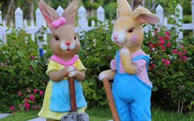 花园里摆放的玻璃钢卡通彩绘兔子雕塑