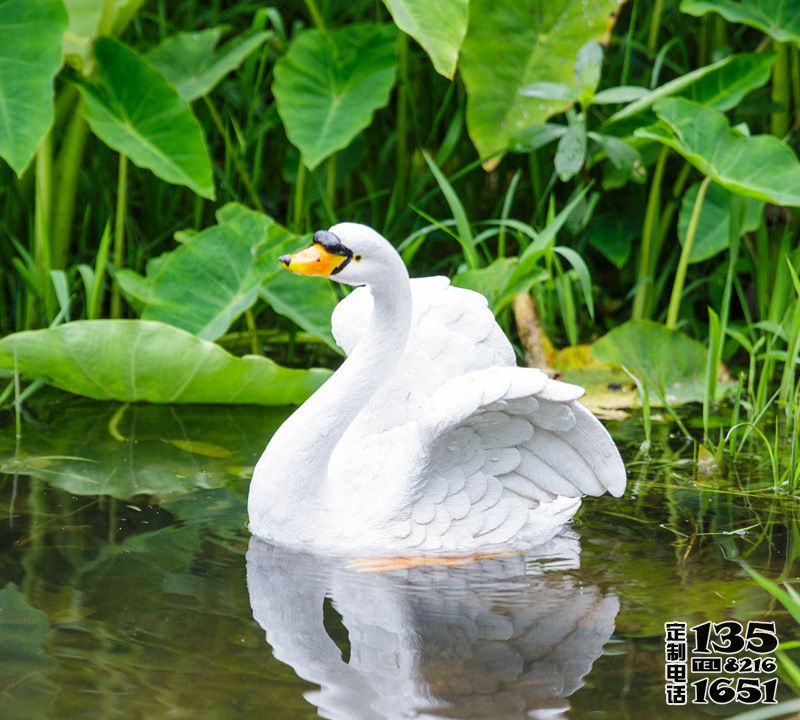 庭院水中嬉戏的玻璃钢树脂仿真天鹅雕塑