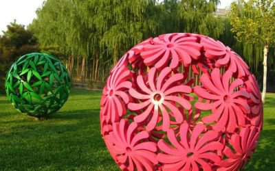 草坪户外玻璃钢花朵造型镂空球雕塑