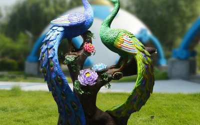 公园树上的两只玻璃钢彩绘孔雀雕塑