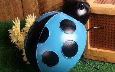 室内摆放的浅蓝色的玻璃钢仿真七星瓢虫雕塑