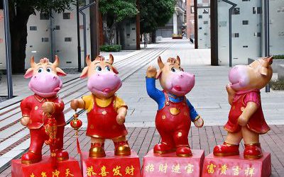 商场摆放四个喜庆招财的玻璃钢卡通牛雕塑