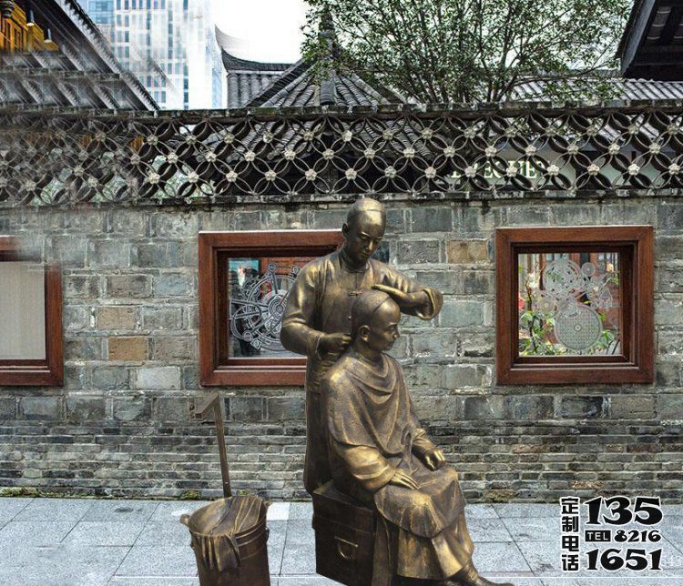 景区玻璃钢仿铜古代人物剃头理发雕塑 景区玻璃钢仿铜古代人物剃头理发雕塑