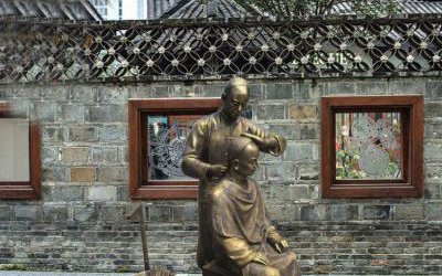 景区玻璃钢仿铜古代人物剃头理发雕塑