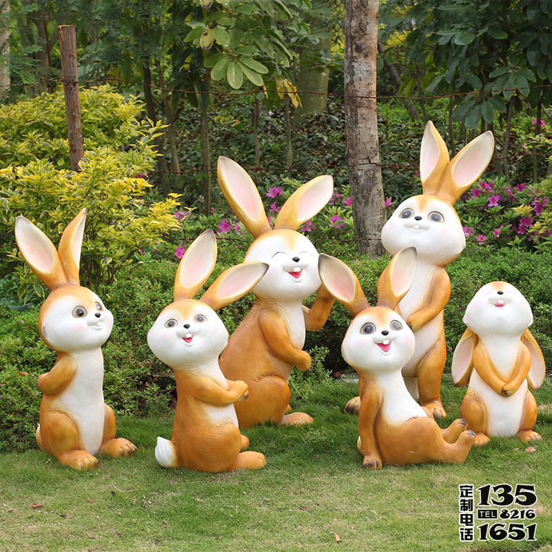 户外草坪玻璃钢卡通一群兔子雕塑