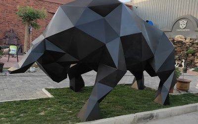 草坪上摆放的玻璃钢创意几何华尔街牛雕塑