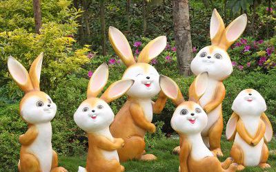 户外草坪玻璃钢卡通一群兔子雕塑