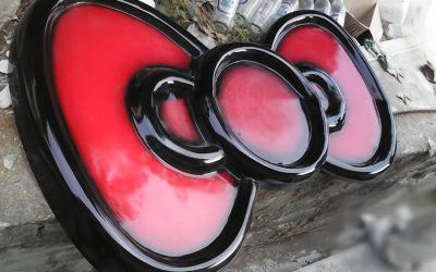 玻璃钢彩绘户外大型蝴蝶结景观雕塑