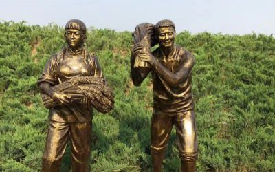 民俗农场秋收抱麦子人物玻璃钢仿铜雕塑