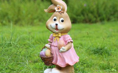 草坪一只提篮子的玻璃钢卡通兔子雕塑