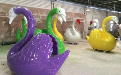 游乐场大型玻璃钢卡通彩绘天鹅雕塑