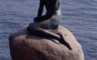 公园摆放的沉思的玻璃钢仿铜创意美人鱼雕塑