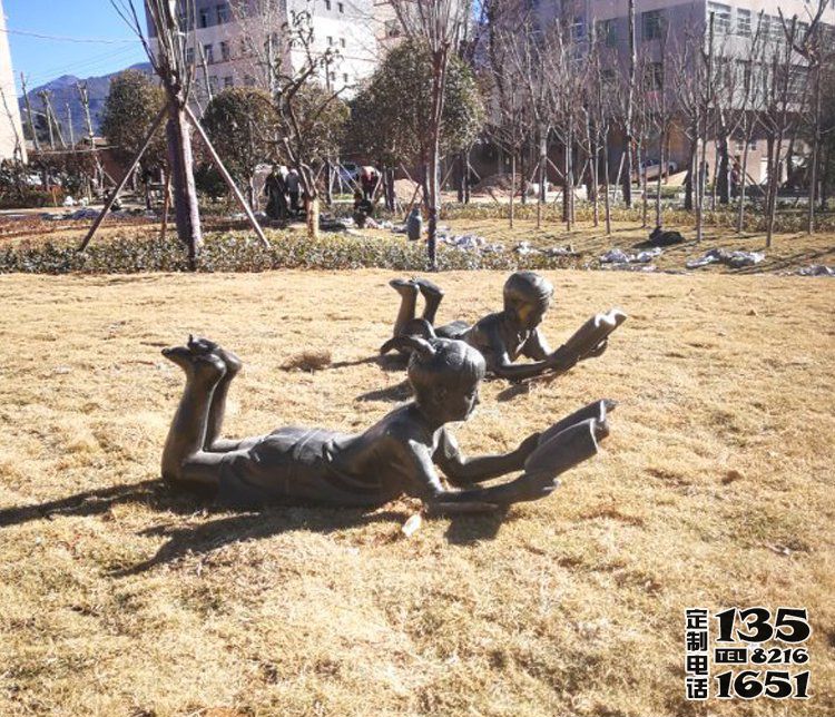 校园草坪玻璃钢仿铜趴着读书的儿童雕塑 校园草坪玻璃钢仿铜趴着读书的儿童雕塑