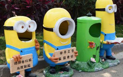 儿童乐园门口摆放小黄人卡通玻璃钢垃圾桶雕塑