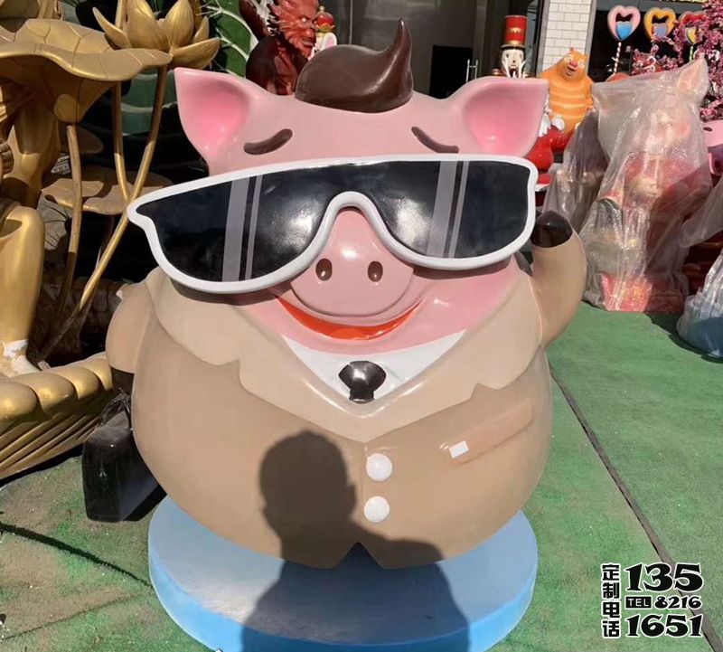 商场摆放一只创意戴墨镜的玻璃钢卡通猪雕塑 商场摆放一只创意戴墨镜的玻璃钢卡通猪雕塑