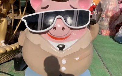 商场摆放一只创意戴墨镜的玻璃钢卡通猪雕塑