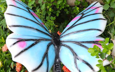 公园草丛中玻璃钢卡通彩绘蝴蝶雕塑