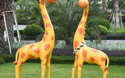 公园草坪玻璃钢卡通长颈鹿雕塑