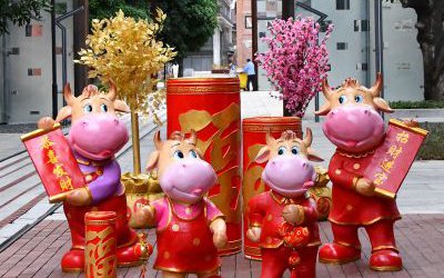 商业街商场摆放的恭喜发财玻璃钢卡通牛雕塑