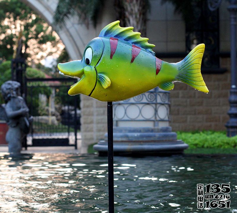 池塘一只绿色的玻璃钢卡通鱼雕塑