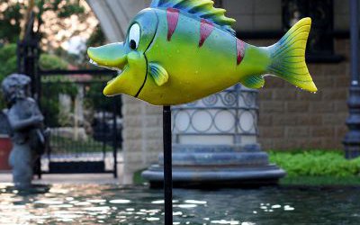 池塘一只绿色的玻璃钢卡通鱼雕塑