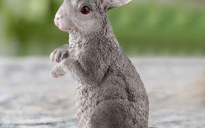 公园草坪里一只玻璃钢仿真兔子雕塑