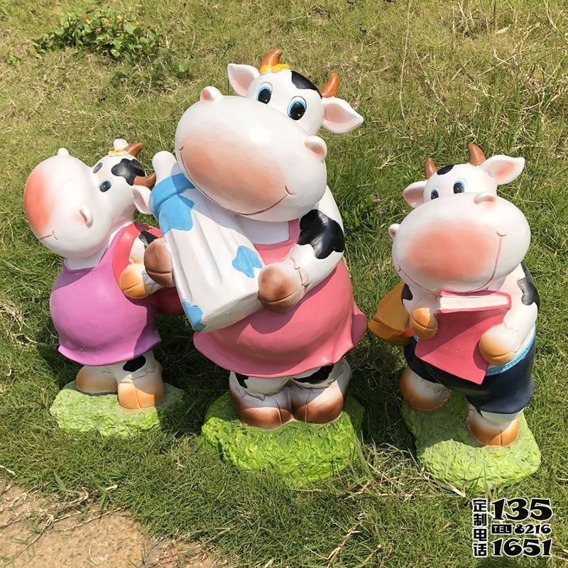 幼儿园商场玻璃钢卡通可爱小奶牛雕塑 幼儿园商场玻璃钢卡通可爱小奶牛雕塑