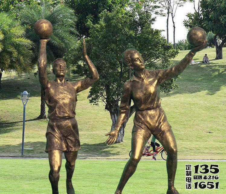 公园操场打篮球的玻璃钢仿铜人物雕塑