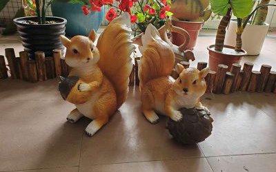 花园两只玩耍的玻璃钢卡通松鼠雕塑