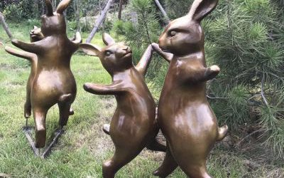 公园装饰品摆件跳舞的玻璃钢仿铜兔子雕塑