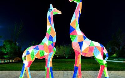 玻璃钢彩绘夜晚照明几何长颈鹿雕塑