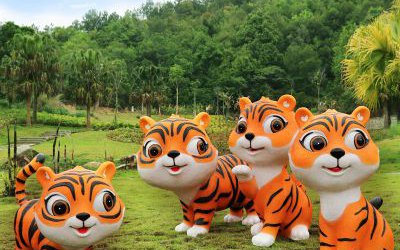 公园里摆放的玻璃钢卡通小老虎雕塑