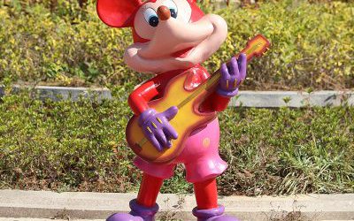 公园一只谈吉他的玻璃钢卡通米老鼠雕塑