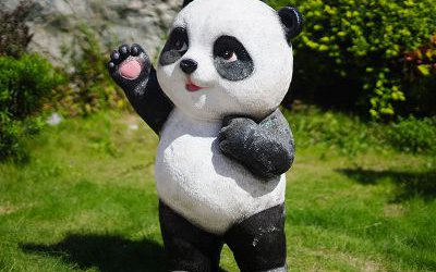 公园草坪摆放的仿真卡通站立招手玻璃钢熊猫雕塑