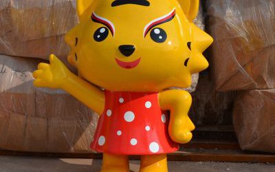 公园里摆放的挥手的玻璃钢卡通小老虎雕塑