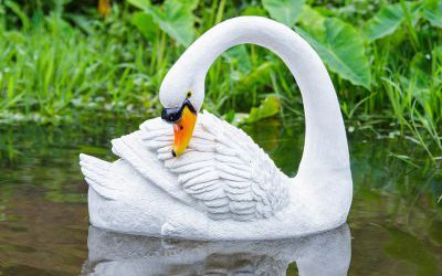 池塘湖边游泳的玻璃钢仿真天鹅雕塑