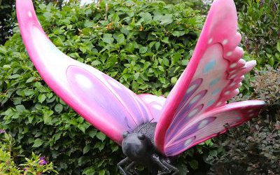 玻璃钢彩绘户外花丛中的蝴蝶雕塑