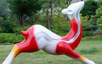 公园草坪上伸懒腰的玻璃钢彩绘小鹿雕塑