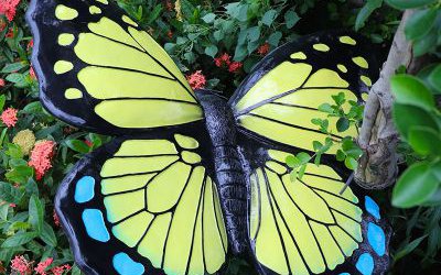 公园花丛中的玻璃钢彩绘卡通蝴蝶雕塑