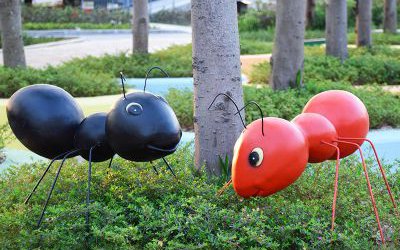 公园草丛里玻璃钢彩绘蚂蚁雕塑
