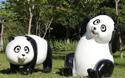 公园观景区草坪摆放呆萌玻璃钢卡通熊猫雕塑