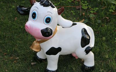 幼儿园玻璃钢卡通小奶牛雕塑